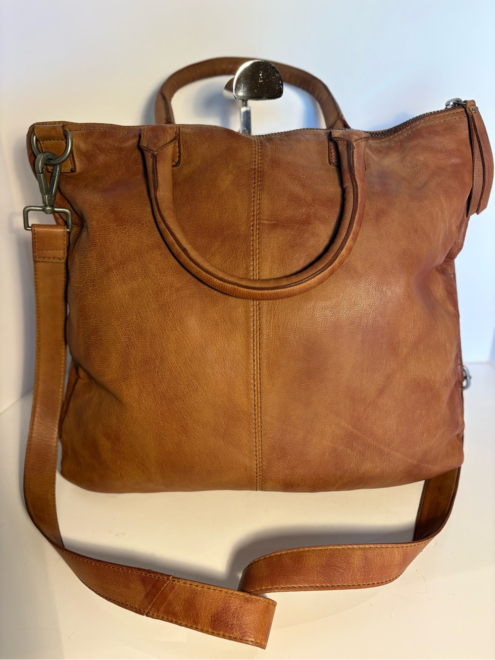 Everyday Leather Shoulder Bag in Tan - Picture 2 of 8